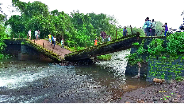 Morohol Falls on the Rivers collapses | मोरओहोळ ओढ्यावरचा पूल कोसळला Morohol Falls on the Rivers collapses | मोरओहोळ ओढ्यावरचा पूल कोसळला