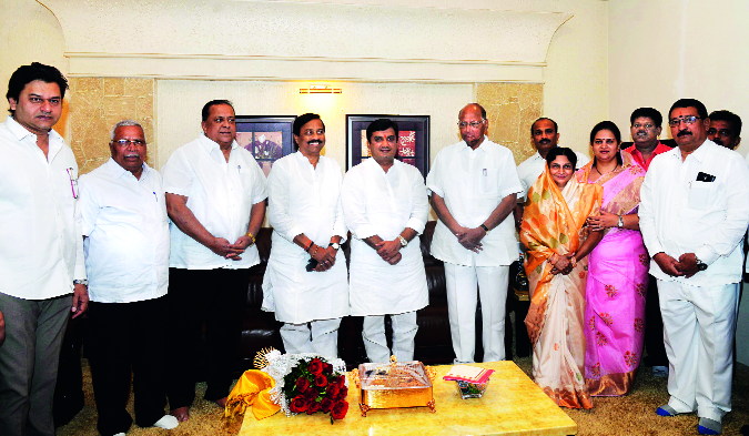 Musharraf's wishes for tea | मुश्रीफांचीही चहापानास हजेरी Musharraf's wishes for tea | मुश्रीफांचीही चहापानास हजेरी