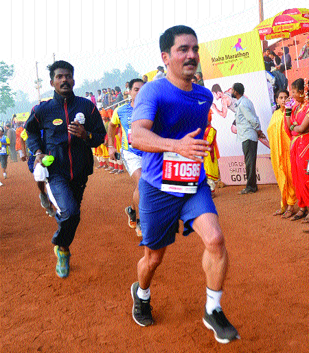 Manuel ran enthusiastically | मान्यवरही धावले ईर्षेने Manuel ran enthusiastically | मान्यवरही धावले ईर्षेने