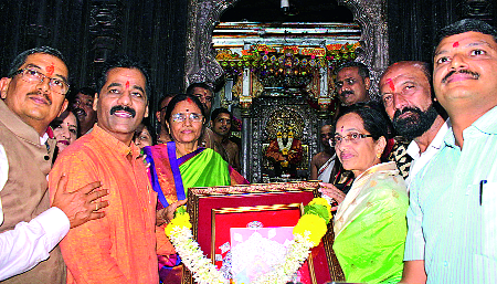 Vice President's wife took Ambabai's philosophy | उपराष्ट्रपतींच्या पत्नीने घेतले अंबाबाईचे दर्शन Vice President's wife took Ambabai's philosophy | उपराष्ट्रपतींच्या पत्नीने घेतले अंबाबाईचे दर्शन