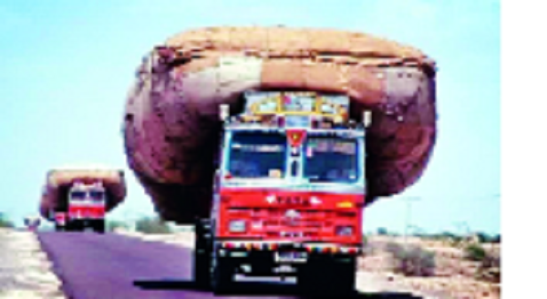 In Shirol taluka turn the overload | शिरोळ तालुक्यात ‘ओव्हरलोड’कडे कानाडोळा In Shirol taluka turn the overload | शिरोळ तालुक्यात ‘ओव्हरलोड’कडे कानाडोळा