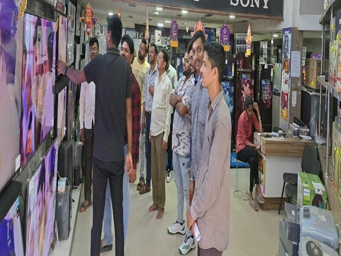 Turnover of over one thousand crores in Kolhapur during Diwali Padwa Discounts, offers attract customers | दिवाळी पाडव्याच्या मुहूर्तांवर कोल्हापुरात एक हजारांवर कोटींची उलाढाल; सवलती, ऑफर्समुळे ग्राहक झाले आकर्षित Turnover of over one thousand crores in Kolhapur during Diwali Padwa Discounts, offers attract customers | दिवाळी पाडव्याच्या मुहूर्तांवर कोल्हापुरात एक हजारांवर कोटींची उलाढाल; सवलती, ऑफर्समुळे ग्राहक झाले आकर्षित