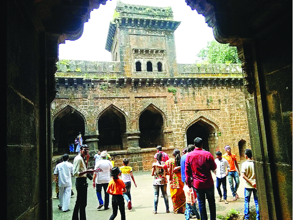 Due to continuous breaks, tourists should take part in Panhala | सलग सुट्यांमुळे पन्हाळ्यावर पर्यटकांचे लोंढे Due to continuous breaks, tourists should take part in Panhala | सलग सुट्यांमुळे पन्हाळ्यावर पर्यटकांचे लोंढे