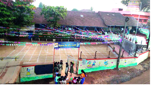 Paranolikar's struggle for Marathi school | मराठी शाळेसाठी पेरणोलीकरांची धडपड Paranolikar's struggle for Marathi school | मराठी शाळेसाठी पेरणोलीकरांची धडपड