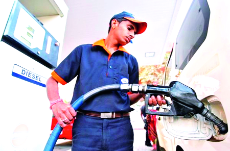 When will the stopping of the employees of petrol pump? | पेट्रोल पंप कामगारांची परवड थांबणार कधी? When will the stopping of the employees of petrol pump? | पेट्रोल पंप कामगारांची परवड थांबणार कधी?