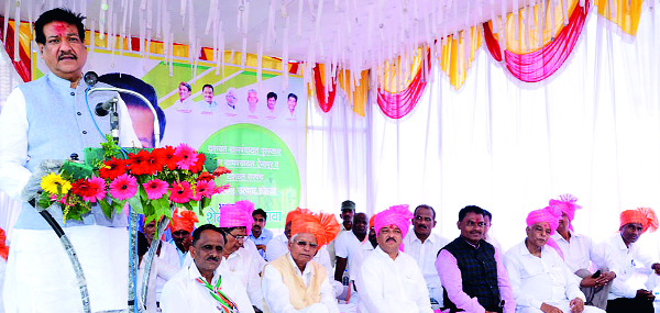 BJP deceives farmers: Prithviraj Chavan | भाजपकडून शेतकऱ्यांची फसवणूक : पृथ्वीराज चव्हाण BJP deceives farmers: Prithviraj Chavan | भाजपकडून शेतकऱ्यांची फसवणूक : पृथ्वीराज चव्हाण