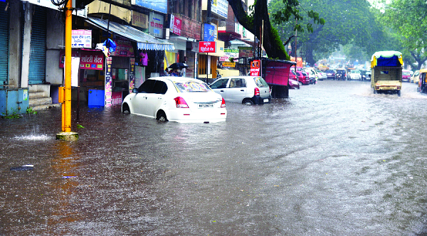 Clouds in the rainy season | ढगफुटीसदृश पावसाचे शहरात थैमान Clouds in the rainy season | ढगफुटीसदृश पावसाचे शहरात थैमान