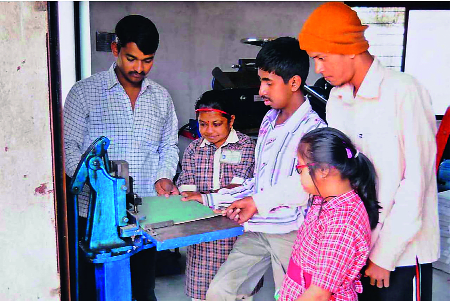The base of the right-minded school in Kolhapur, Swamshal school | कोल्हापुरातील स्वयंम् शाळेस हवाय दातृत्वाचा आधार The base of the right-minded school in Kolhapur, Swamshal school | कोल्हापुरातील स्वयंम् शाळेस हवाय दातृत्वाचा आधार
