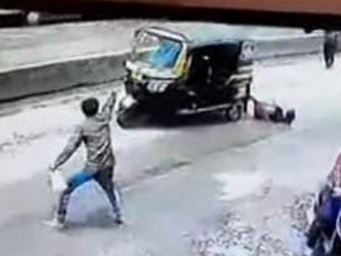 The rickshaw driver dragged the woman for hundred feet, incident in Kolhapur | भाड्यावरून वाद; घाई-गडबडीत निघालेल्या रिक्षाचालकाने महिलेस शंभर फूट फरफटत नेले, कोल्हापुरातील घटना The rickshaw driver dragged the woman for hundred feet, incident in Kolhapur | भाड्यावरून वाद; घाई-गडबडीत निघालेल्या रिक्षाचालकाने महिलेस शंभर फूट फरफटत नेले, कोल्हापुरातील घटना