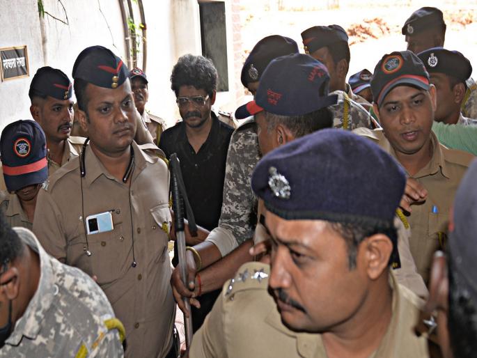 Gunaratna Sadavarten remanded in judicial custody for 14 days | Gunaratna Sadavarte: गुणरत्न सदावर्तेंना १४ दिवसांची न्यायालयीन कोठडी Gunaratna Sadavarten remanded in judicial custody for 14 days | Gunaratna Sadavarte: गुणरत्न सदावर्तेंना १४ दिवसांची न्यायालयीन कोठडी