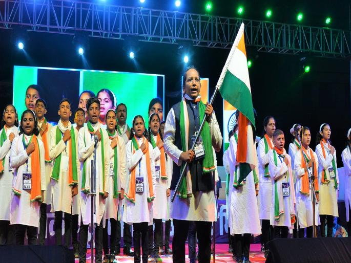 World record Samvidhan Mahagayan by 1500 singers in 20 languages in Kolhapur | तब्बल २० भाषेत १५०० गायकांचे संविधान महागायन, कोल्हापुरात केला विश्वविक्रम World record Samvidhan Mahagayan by 1500 singers in 20 languages in Kolhapur | तब्बल २० भाषेत १५०० गायकांचे संविधान महागायन, कोल्हापुरात केला विश्वविक्रम