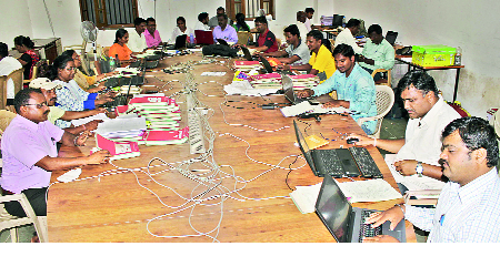 Talathi stricken because there is no speed of the server | सर्व्हरचे स्पीड नसल्याने तलाठी त्रस्त