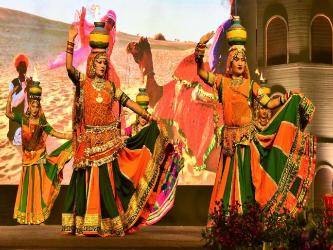 Folk dances from various states including Andhra Pradesh, Madhya Pradesh, Rajasthan showcase diversity at the royal Dussehra festival | Kolhapur: आंध्र प्रदेश, मध्य प्रदेश, राजस्थानी.. शाही दसरा महोत्सवात लोकनृत्यांतून वैविध्यतेचे दर्शन Folk dances from various states including Andhra Pradesh, Madhya Pradesh, Rajasthan showcase diversity at the royal Dussehra festival | Kolhapur: आंध्र प्रदेश, मध्य प्रदेश, राजस्थानी.. शाही दसरा महोत्सवात लोकनृत्यांतून वैविध्यतेचे दर्शन