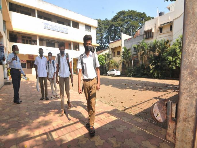 An atmosphere of confusion prevailed in some schools due to non-receipt of written orders from the Department of Primary and Secondary Education | corona virus : आदेशाचा घोळ; शाळा बंदचा गोंधळ An atmosphere of confusion prevailed in some schools due to non-receipt of written orders from the Department of Primary and Secondary Education | corona virus : आदेशाचा घोळ; शाळा बंदचा गोंधळ