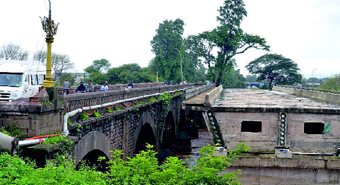 'Work order' bridge repair work | ‘वर्क आॅर्डर’ पुलाच्या डागडुजीचीच