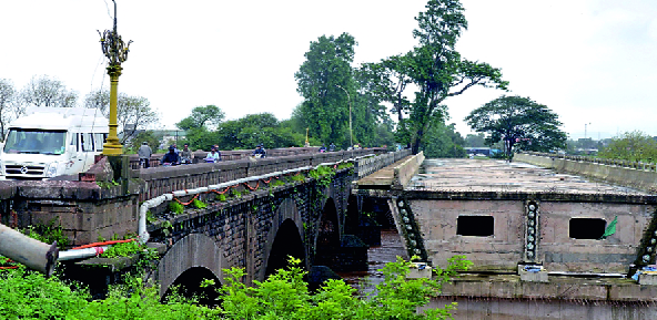 Free the alternative Shivaji bridge | पर्यायी शिवाजी पुलाचा मार्ग मोकळा Free the alternative Shivaji bridge | पर्यायी शिवाजी पुलाचा मार्ग मोकळा
