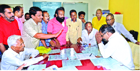 Makes a mistake, lowers the chair | चूक केली, खुर्ची खाली करतो Makes a mistake, lowers the chair | चूक केली, खुर्ची खाली करतो