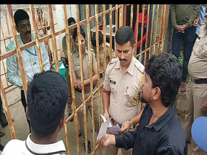 Confusion at the Shiye examination center in Kolhapur during the clerical examination conducted by IBPS | कोल्हापुरातील शियेत आयओएन परीक्षा केंद्रावर गोंधळ, विद्यार्थांना प्रवेश नाकारला Confusion at the Shiye examination center in Kolhapur during the clerical examination conducted by IBPS | कोल्हापुरातील शियेत आयओएन परीक्षा केंद्रावर गोंधळ, विद्यार्थांना प्रवेश नाकारला