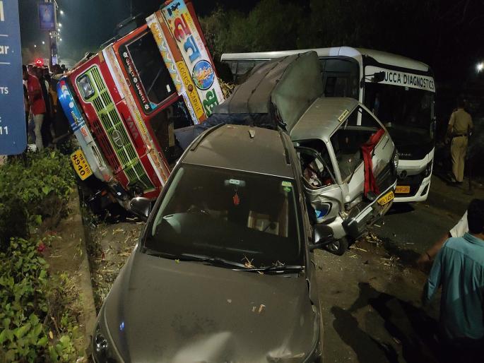 Thrilling again at Cyber Chowk in Kolhapur Sugarcane truck loses control overturns four cars including tempo four injured | कोल्हापुरात सायबर चौकात पुन्हा थरार; उसाच्या ट्रकचे नियंत्रण सुटले, टेम्पोसह उडवल्या चार कार, चौघे जखमी Thrilling again at Cyber Chowk in Kolhapur Sugarcane truck loses control overturns four cars including tempo four injured | कोल्हापुरात सायबर चौकात पुन्हा थरार; उसाच्या ट्रकचे नियंत्रण सुटले, टेम्पोसह उडवल्या चार कार, चौघे जखमी