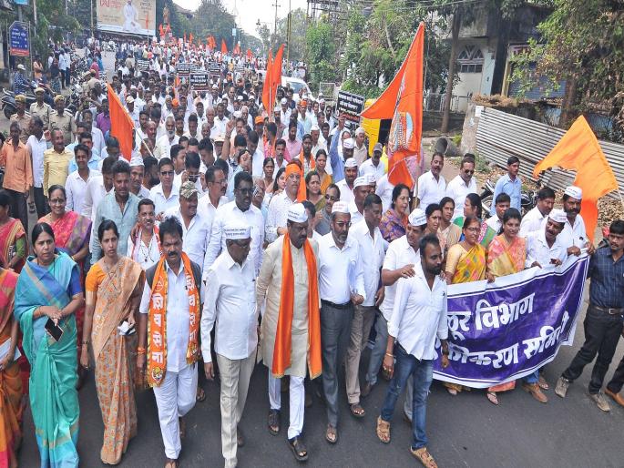 Block out Maharashtra against Karnataka, Appeal of border dwellers in dharna movement in Kolhapur | मुजोर कर्नाटकाविरोधात महाराष्ट्र बंद करून दाखवा, कोल्हापुरातील धरणे आंदोलनात सीमावासियांचे आवाहन