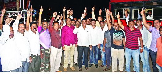 Aishwarya's residence in Diwali | ऐन दिवाळीत प्रवाशांचे हाल Aishwarya's residence in Diwali | ऐन दिवाळीत प्रवाशांचे हाल