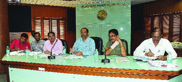 Crop season in October | गळीत हंगाम आॅक्टोबरमध्ये Crop season in October | गळीत हंगाम आॅक्टोबरमध्ये