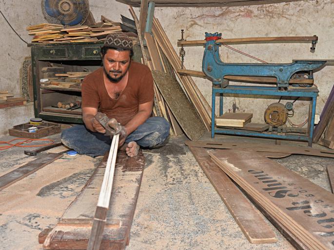 The government stopped providing benefits under the Pradhan Mantri Vishwakarma Yojana due to the increase in the number of bogus beneficiaries like masons, carpenters, and tailors | बोगसचा बाजार.. विश्वकर्मातून गायब सुतार; खऱ्या लाभार्थ्यांवर अन्याय झाल्याची भावना 