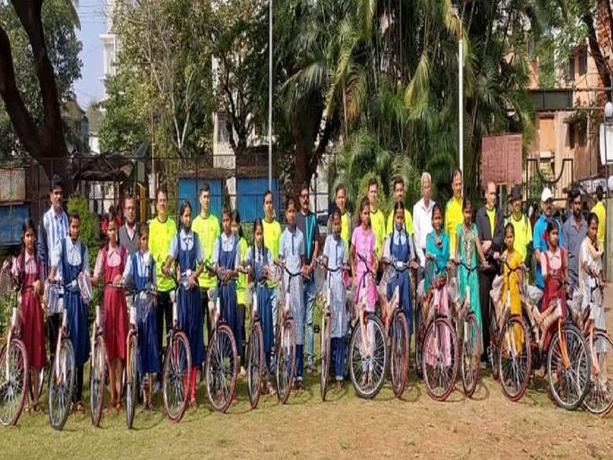Creative Teachers Forum in Kolhapur distributes free bicycles to students in remote areas for commuting to and from school | गुड न्यूज: दुर्गम भागातील शेकडो विद्यार्थ्यांची थांबवली पायपीट, कोल्हापुरातील 'क्रिएटिव्ह टीचर्स फोरम'चे कार्य  Creative Teachers Forum in Kolhapur distributes free bicycles to students in remote areas for commuting to and from school | गुड न्यूज: दुर्गम भागातील शेकडो विद्यार्थ्यांची थांबवली पायपीट, कोल्हापुरातील 'क्रिएटिव्ह टीचर्स फोरम'चे कार्य