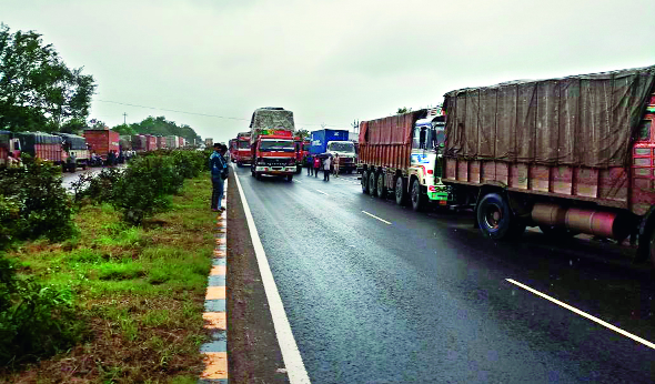 Traffic shutters blocked: 500 crores turnover jam | वाहतूकदारांनी महामार्ग रोखला : पाचशे कोटींची उलाढाल ठप्प Traffic shutters blocked: 500 crores turnover jam | वाहतूकदारांनी महामार्ग रोखला : पाचशे कोटींची उलाढाल ठप्प