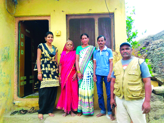 After 18 years i-child's visit | तब्बल १८ वर्षांनंतर आई-मुलाची भेट After 18 years i-child's visit | तब्बल १८ वर्षांनंतर आई-मुलाची भेट