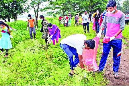 Runkala campus 'Shocking' from labor | श्रमदानातून रंकाळा परिसर ‘चकाचक’