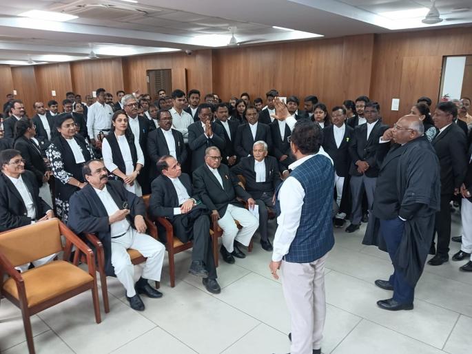 Lawyers protest against attack on Chief Justice Bhushan Gavai by shutting down work in Kolhapur | कोल्हापुरात काम बंद ठेवून सरन्यायाधीशांवरील हल्ल्याचा वकिलांनी केला निषेध, दोषी वकिलास शिक्षेची एकमुखी मागणी