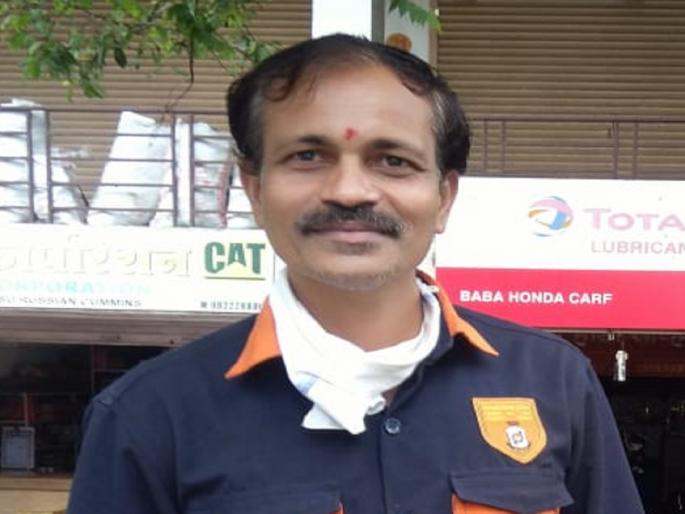 Vijay Shahaji Patil who works as a mechanic, is now known as a writer | मोटारसायकल दुरुस्त करताना शब्द लागले सुचू, मेकॅनिक विजय पाटील बनले कादंबरीकार Vijay Shahaji Patil who works as a mechanic, is now known as a writer | मोटारसायकल दुरुस्त करताना शब्द लागले सुचू, मेकॅनिक विजय पाटील बनले कादंबरीकार