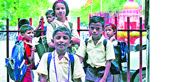 The number of students decreased by 75 thousand | विद्यार्थी संख्या ७५ हजाराने घटली The number of students decreased by 75 thousand | विद्यार्थी संख्या ७५ हजाराने घटली