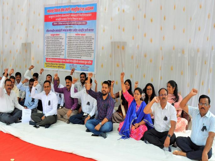 Kolhapur Zilla Parishad official protests against the arrest of women group development officers of Arvi Panchayat Samiti in Wardha district | कोल्हापूर जिल्हा परिषदेचे वरिष्ठ अधिकारी, आंदोलनासाठी रस्त्यावरी; कामकाज विस्कळीत Kolhapur Zilla Parishad official protests against the arrest of women group development officers of Arvi Panchayat Samiti in Wardha district | कोल्हापूर जिल्हा परिषदेचे वरिष्ठ अधिकारी, आंदोलनासाठी रस्त्यावरी; कामकाज विस्कळीत