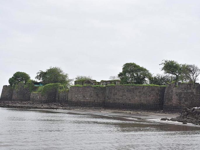 Boat stop movement in the area of Colaba fort adjourned | कुलाबा किल्ला परिसरातील बोट रोको आंदोलन स्थगित Boat stop movement in the area of Colaba fort adjourned | कुलाबा किल्ला परिसरातील बोट रोको आंदोलन स्थगित