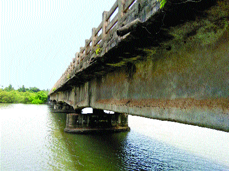 Prolong the collision bridge repair | कोळंब पूल दुरूस्ती लांबणीवर Prolong the collision bridge repair | कोळंब पूल दुरूस्ती लांबणीवर