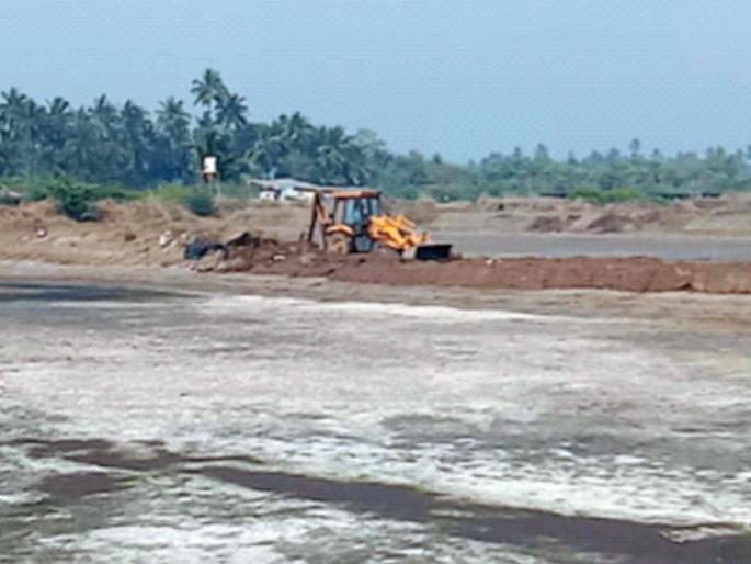 Unauthorized shrimp project demolished | अनधिकृत कोळंबी प्रकल्प उद्ध्वस्त