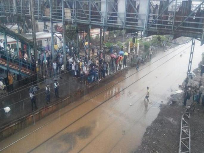 Heavy rains in Mumbai disrupted Pune-Mumbai railway service | मुंबईत सुरु असलेल्या मुसळधार पावसाने पुणे - मुंबई रेल्वेसेवा कोलमडली Heavy rains in Mumbai disrupted Pune-Mumbai railway service | मुंबईत सुरु असलेल्या मुसळधार पावसाने पुणे - मुंबई रेल्वेसेवा कोलमडली