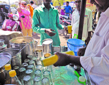 Coldrick's father in the trains due to a strong heat? Then be careful ... do not drink alkalis, nitrate, fluoride water in the beverages? | कडक उन्हामुळे गाड्यांवर कोल्ड्रिंक पिताय ? मग सावधान...शीतपेयांमध्ये क्षार, नायट्रेट, फ्लोराईडयुक्त पाणी तर नाही ना ? Coldrick's father in the trains due to a strong heat? Then be careful ... do not drink alkalis, nitrate, fluoride water in the beverages? | कडक उन्हामुळे गाड्यांवर कोल्ड्रिंक पिताय ? मग सावधान...शीतपेयांमध्ये क्षार, नायट्रेट, फ्लोराईडयुक्त पाणी तर नाही ना ?