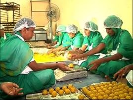 Two lakh ladus are being prepared for the Navratri festival in Kalamba Prison | कळंबा कारागृहात तयार होत आहेत नवरात्रौत्सवासाठी दोन लाख लाडू  Two lakh ladus are being prepared for the Navratri festival in Kalamba Prison | कळंबा कारागृहात तयार होत आहेत नवरात्रौत्सवासाठी दोन लाख लाडू