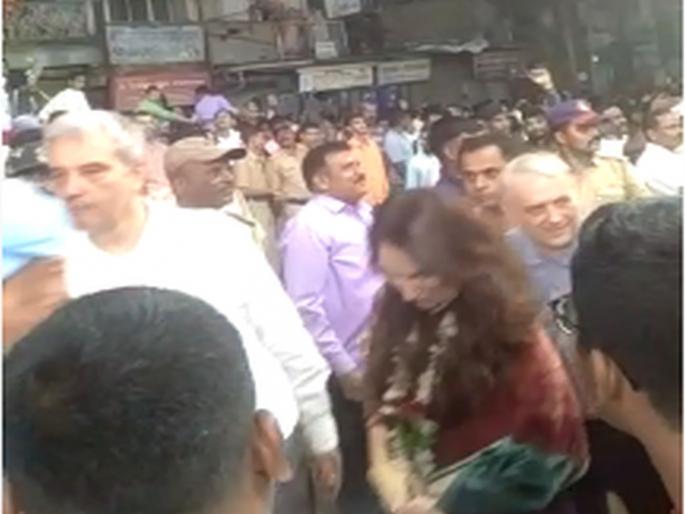 A Ganesh immersion procession witnessed by the citizens of Poland in Kolhapur | पोलंडच्या नागरिकांनी कोल्हापुरात पाहिली गणेश विसर्जन मिरवणूक A Ganesh immersion procession witnessed by the citizens of Poland in Kolhapur | पोलंडच्या नागरिकांनी कोल्हापुरात पाहिली गणेश विसर्जन मिरवणूक