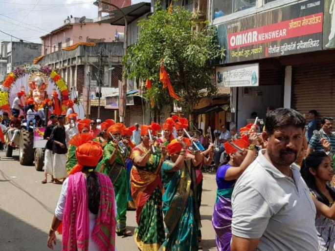 Ganesh Visarjan 2018 miravnuk in kolhapur | Ganesh Visarjan 2018 : कोल्हापुरातील गणेश विसर्जन मिरवणुकीत महापौरांना धक्काबुक्की Ganesh Visarjan 2018 miravnuk in kolhapur | Ganesh Visarjan 2018 : कोल्हापुरातील गणेश विसर्जन मिरवणुकीत महापौरांना धक्काबुक्की