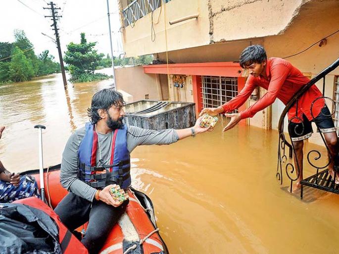 Kolhapur Flood- meet Kolhapur youth working for flood aid.. | भावा, आम्ही हाय तर फिकर नॉट; जिवाला जीव देणाऱ्या गावातली 'कोल्लापुरी आर्मी' Kolhapur Flood- meet Kolhapur youth working for flood aid.. | भावा, आम्ही हाय तर फिकर नॉट; जिवाला जीव देणाऱ्या गावातली 'कोल्लापुरी आर्मी'