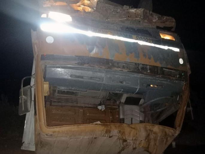 tempo reversed at nandgaon one killed one injured in accident | नांदगाव येथे टेम्पो उलटला; अपघातात एकाचा मृत्यू, एक जखमी tempo reversed at nandgaon one killed one injured in accident | नांदगाव येथे टेम्पो उलटला; अपघातात एकाचा मृत्यू, एक जखमी
