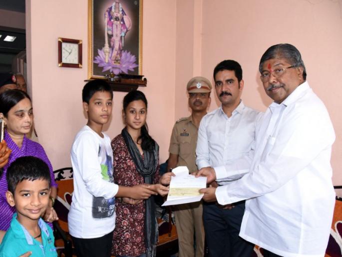 Akshay Kumar's family members visit Diwali; A special letter written by Akshay | अक्षय कुमारची शहिदांच्या कुटुंबीयांना दिवाळी भेट; अक्षयने लिहिलं खास पत्र Akshay Kumar's family members visit Diwali; A special letter written by Akshay | अक्षय कुमारची शहिदांच्या कुटुंबीयांना दिवाळी भेट; अक्षयने लिहिलं खास पत्र