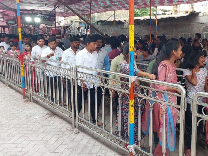 Kolhapur: High number of people to see Ambabai in Kolhapur, tourists crowded the city, there was a turnover of crores | Kolhapur: कोल्हापुरात अंबाबाईच्या दर्शनाला उच्चांकी गर्दी, पर्यटकांनी शहर गजबजले, झाली कोट्यवधीची उलाढाल Kolhapur: High number of people to see Ambabai in Kolhapur, tourists crowded the city, there was a turnover of crores | Kolhapur: कोल्हापुरात अंबाबाईच्या दर्शनाला उच्चांकी गर्दी, पर्यटकांनी शहर गजबजले, झाली कोट्यवधीची उलाढाल