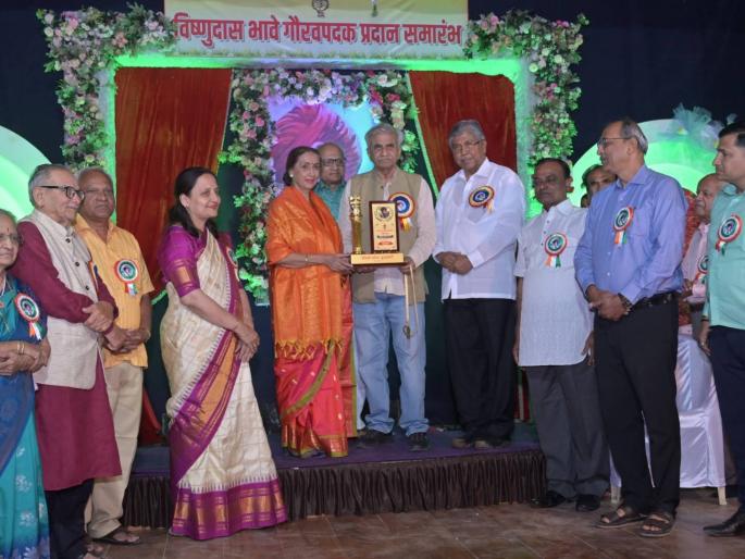Vishnudas Bhave Gaurav Medal is a milestone for artists Neena Kulkarni: Medal award ceremony held at the hands of the Guardian Minister | विष्णूदास भावे गौरव पदक ही कलाकरांसाठी पोहोचपावती नीना कुळकर्णी : पालकमंत्र्यांच्याहस्ते पदक सन्मान सोहळा रंगला Vishnudas Bhave Gaurav Medal is a milestone for artists Neena Kulkarni: Medal award ceremony held at the hands of the Guardian Minister | विष्णूदास भावे गौरव पदक ही कलाकरांसाठी पोहोचपावती नीना कुळकर्णी : पालकमंत्र्यांच्याहस्ते पदक सन्मान सोहळा रंगला