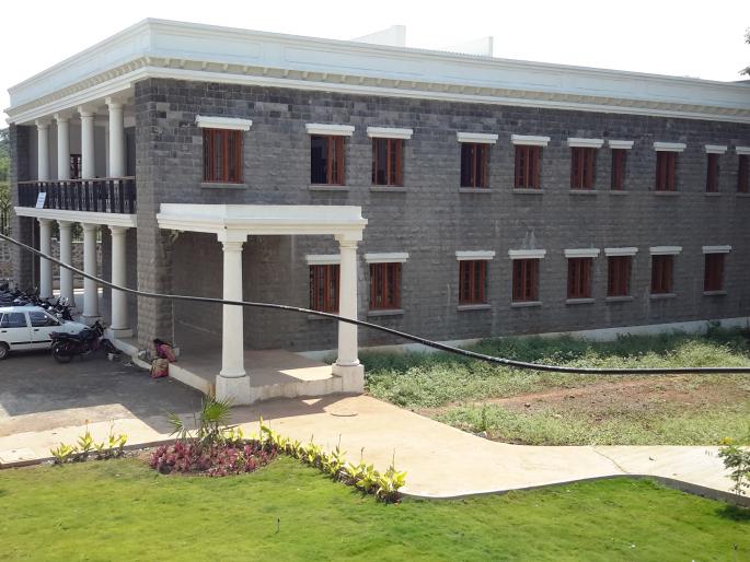 An agitation in front of the Collector's office with the sound of musical instruments | वाद्यांच्या गजरात जिल्हाधिकारी कार्यालयासमोर आंदोलन An agitation in front of the Collector's office with the sound of musical instruments | वाद्यांच्या गजरात जिल्हाधिकारी कार्यालयासमोर आंदोलन