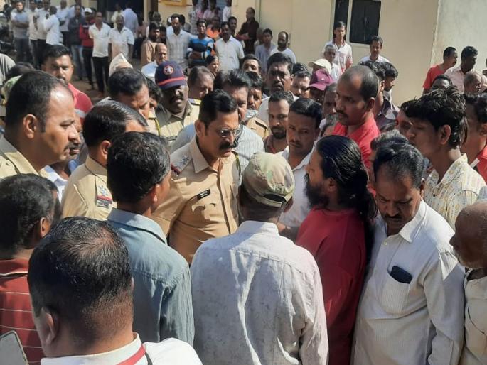 Elderly man killed by drunken youth in Kuditret, relatives of deceased wanted to arrest assailant | Kolhapur: कुडित्रेत वृध्दाचा मद्यपी तरुणाकडून खून, हल्लेखोराच्या अटकेसाठी मृताच्या नातेवाईकांचा ठिय्या Elderly man killed by drunken youth in Kuditret, relatives of deceased wanted to arrest assailant | Kolhapur: कुडित्रेत वृध्दाचा मद्यपी तरुणाकडून खून, हल्लेखोराच्या अटकेसाठी मृताच्या नातेवाईकांचा ठिय्या